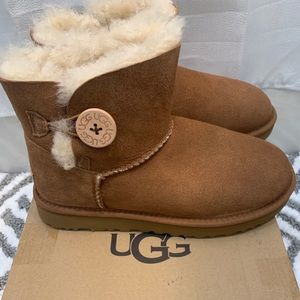 UGG MINI BAILEY BUTTON II BOOT Size 7 New in Box
